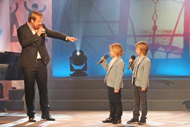 Petr Gazdík nejen přebíral ceny, ale také účinkoval v programu - se svými syny zazpíval hit z muzikálu Jekyll a Hyde. Foto Michal KLíma