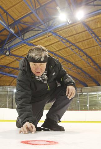 Do cvrnkání kuliček na ledě se s vervou zapojil i ředitel divadla Petr Dohnal. Foto Michal Klíma
