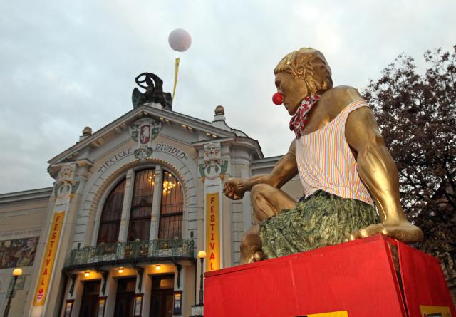 Na festival do slavnostně vyzdobeného divadla zvou nejen plakáty po městě a reklamy v rádiích, ale i plastika před vchodem, foto Michal Klíma