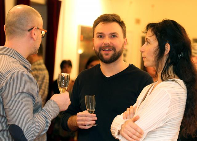 Zbigniew Kalina s Radkem Smetanou a akademickou sochařkou Klárou Klose, autorkou plastiky doprovázející Cenu Genia smíchu. Foto Michal Klíma
