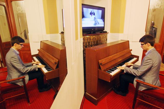 O příjemnou atmosféru se před, o přestávce i po večerním soutěžním představení v Městském divadle staral pianista Lukáš Hrubeš. Foto Michal Klíma
